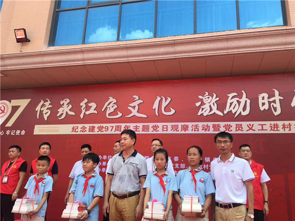 市党史室主任陈伟荣赠送党史书籍.jpg